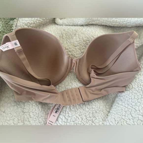 Brand new Victoria Secret push up bra. Nude in color. Never worn - Picture 2 of 2